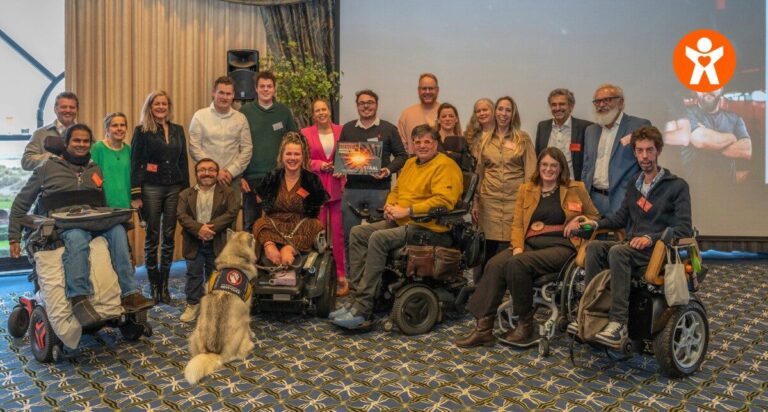 CS Staal wint IPA Award voor hun vernieuwende inzet voor een inclusieve arbeidsmarkt uit handen van Carola Schouten.